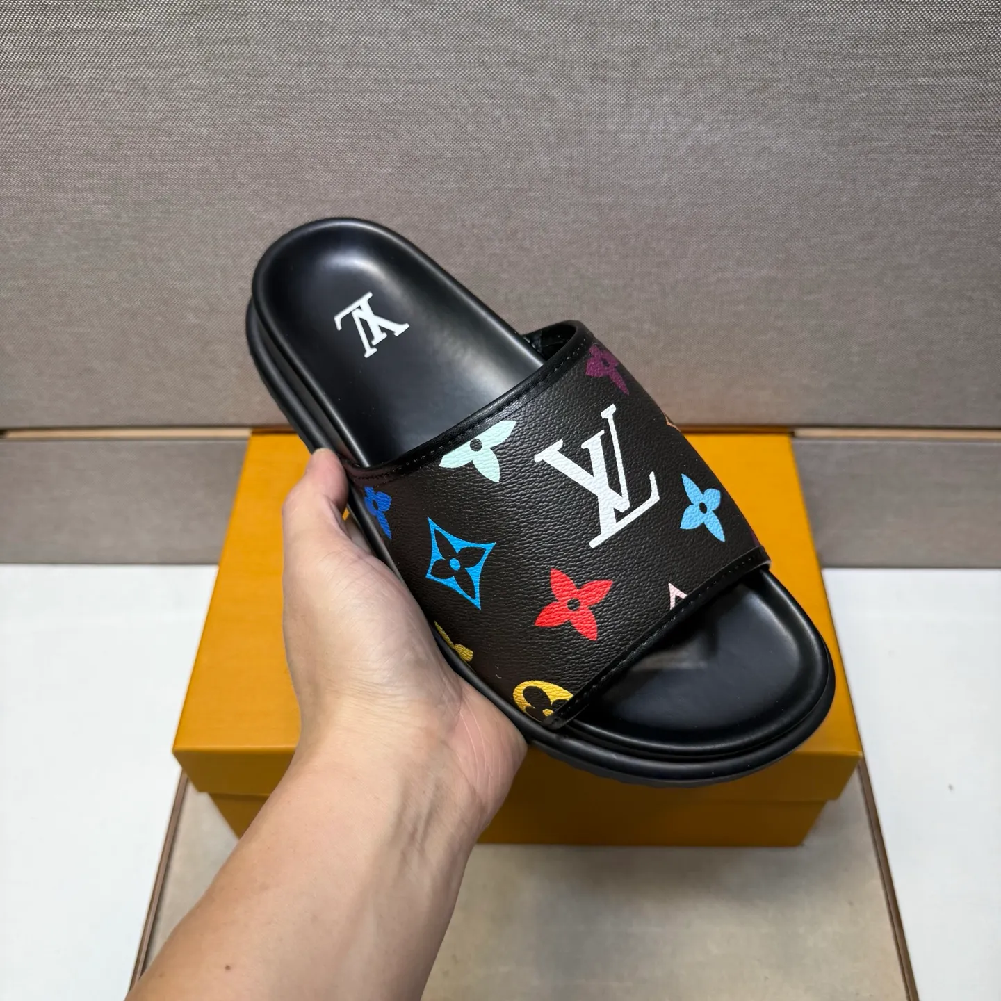 ⬛️Men's shoes 💰p320 [LV～] Men's casual slippers 2025z cabinet sales simultaneously 🔶Size: 38-44 #️⃣ 🔷2 colors🔜The upper is made of multi-material splicing➕Genuine leather lining, comfortable and breathable, sole: original comfortable and wear-resistant outsole, ⚠️Real shot📱Photographed🎬The real thing is better📢📢📢